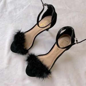 Lulu’s 🌟 Black feather heels